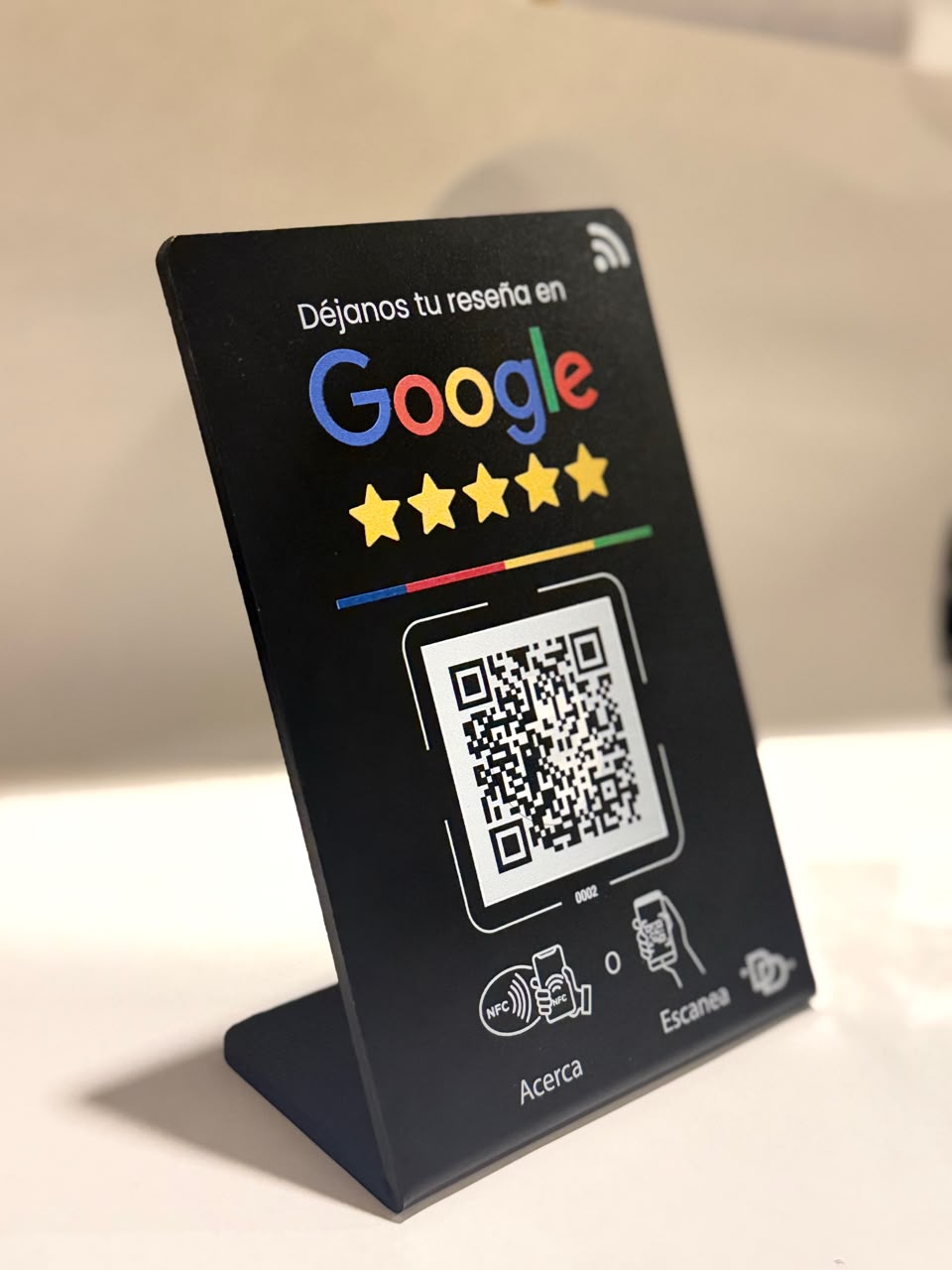 Base de reseñas Didacus con chip NFC y código QR sobre un escritorio